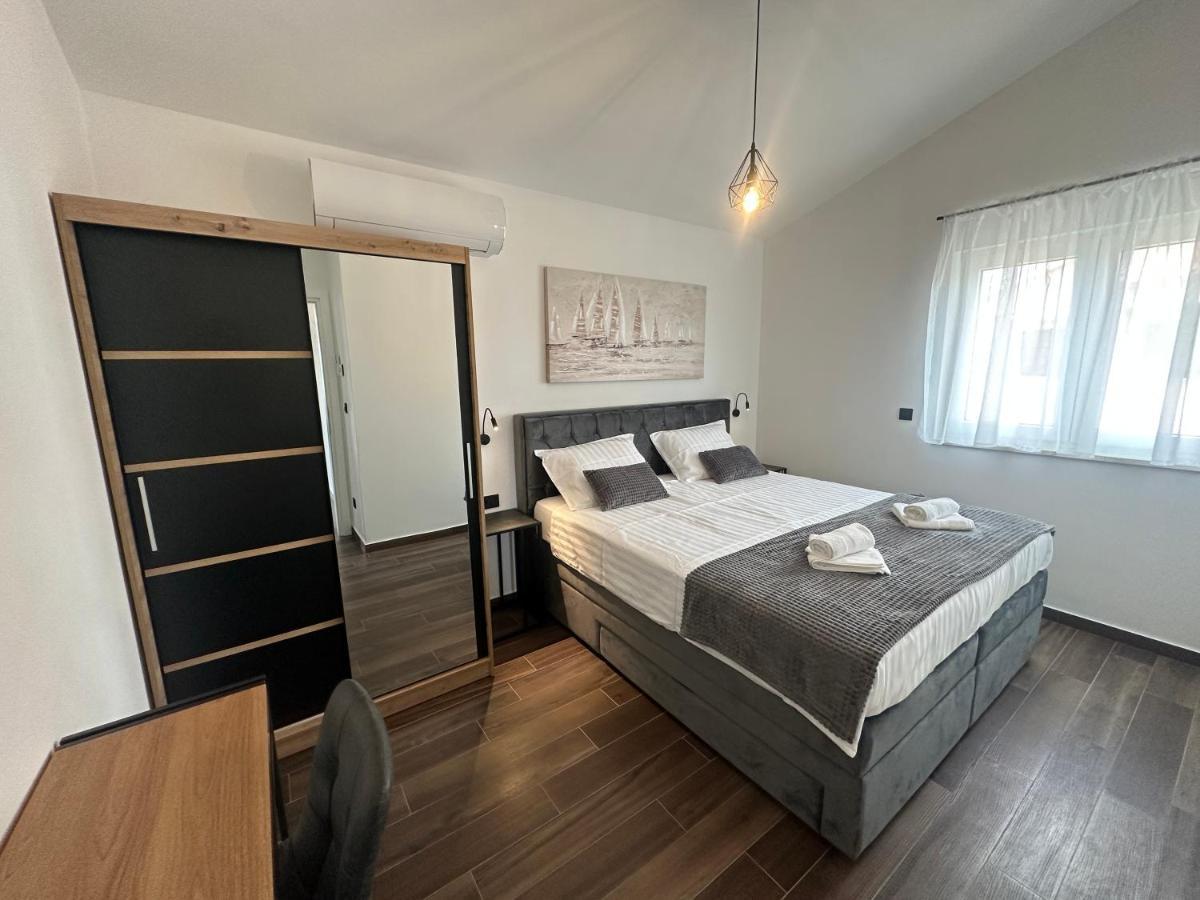 Apartments Pina Kornić Eksteriør billede