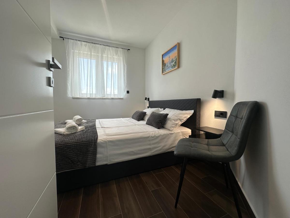 Apartments Pina Kornić Eksteriør billede